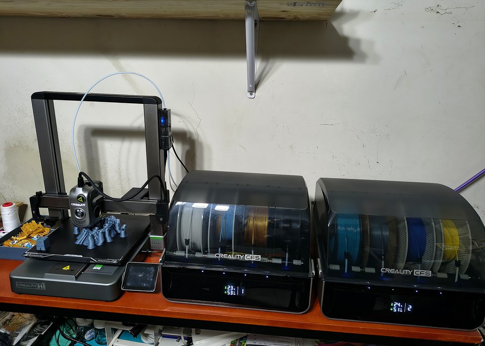 Impresora 3D y filamentos en el taller