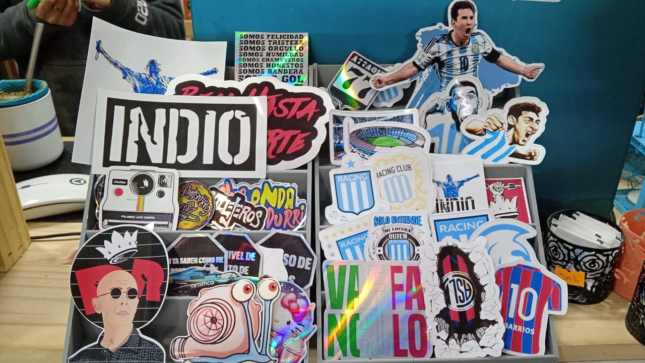 Stickers personalizados exhibidos en mostrador