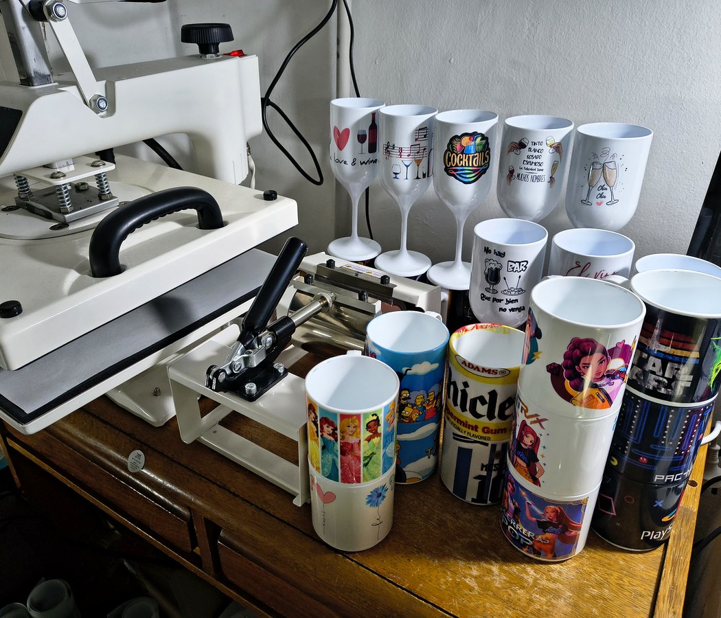 Tazas y copas personalizadas en el taller de Papachango