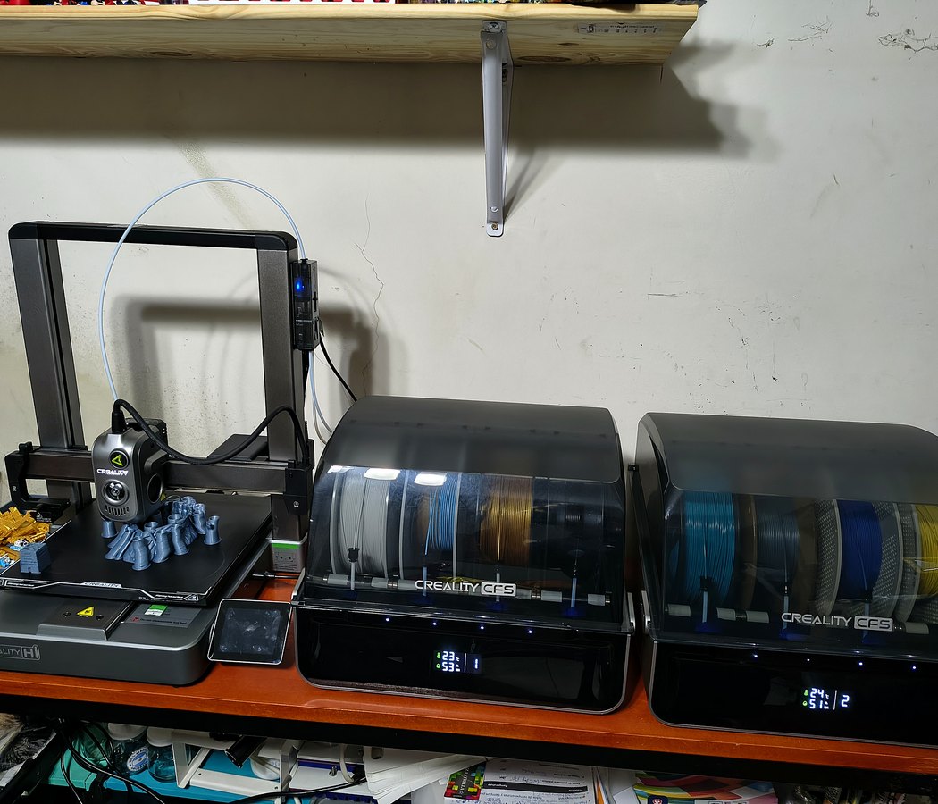 Sector de impresión 3D con impresora y filamentos