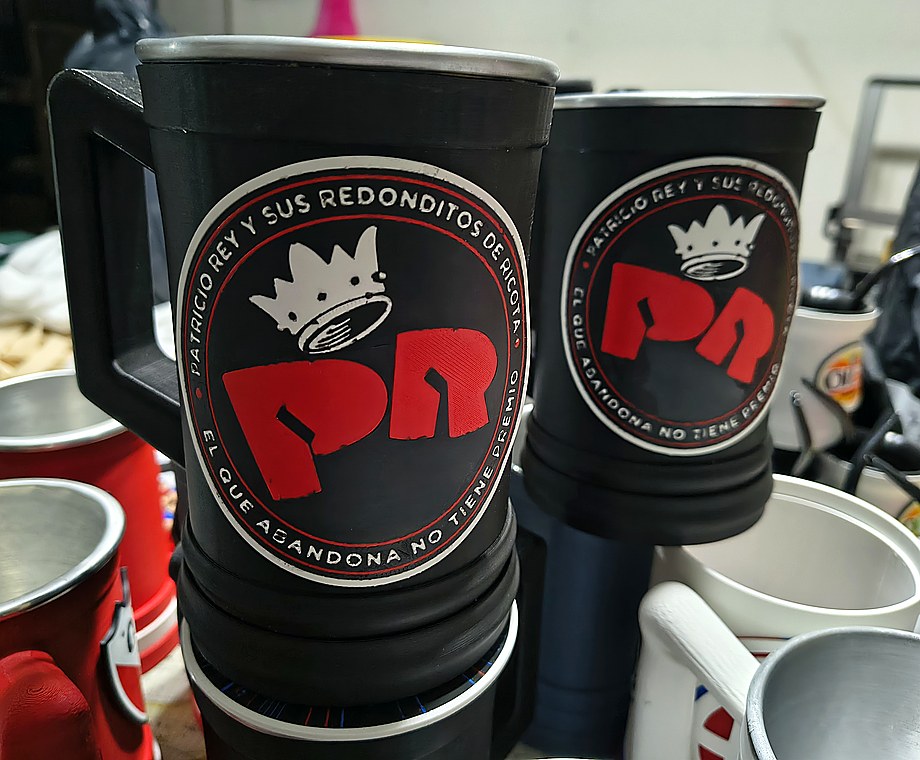 Chopp negro personalizado con diseño PR